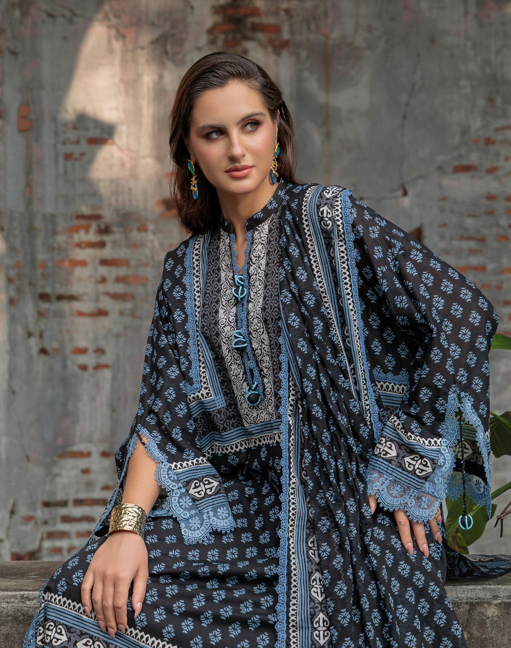 GulAhmed Noir Garden Printed Lawn Suit