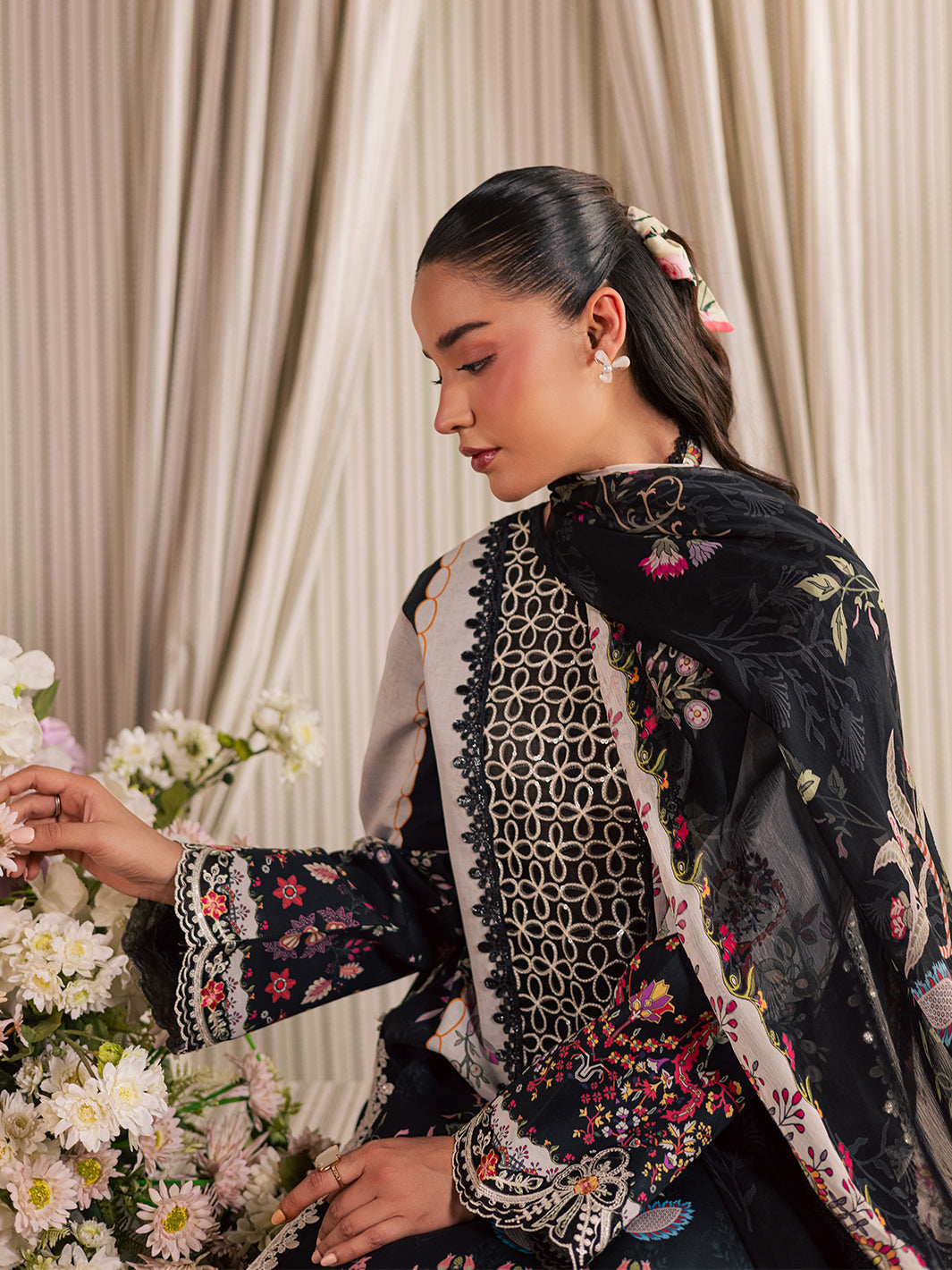 MJ-01 | 3 PC Lawn S Mahnur Jahaan Lawn 26