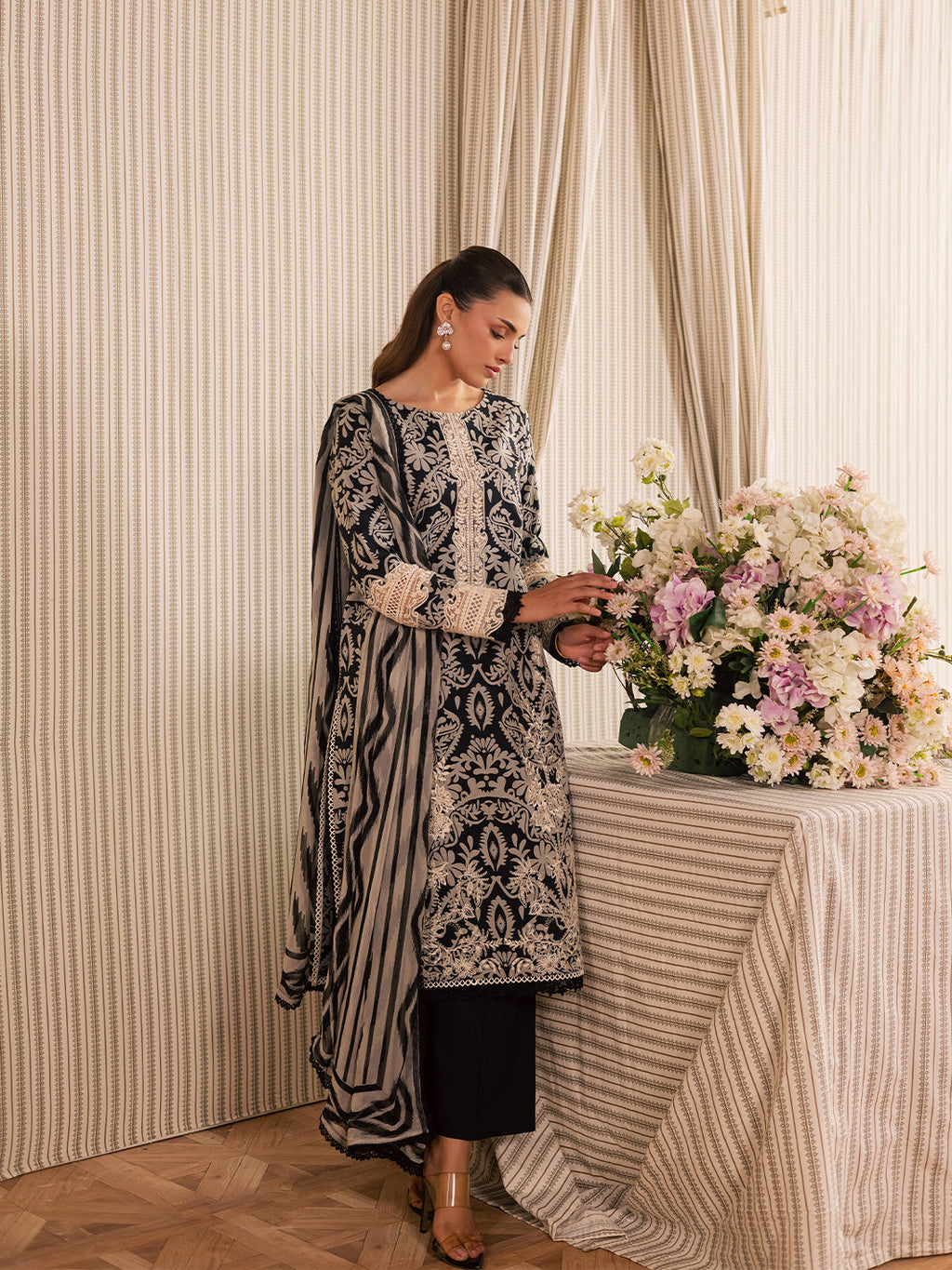 MJ-09 | 3 PC Lawn Mahnur Jahaan Lawn 26
