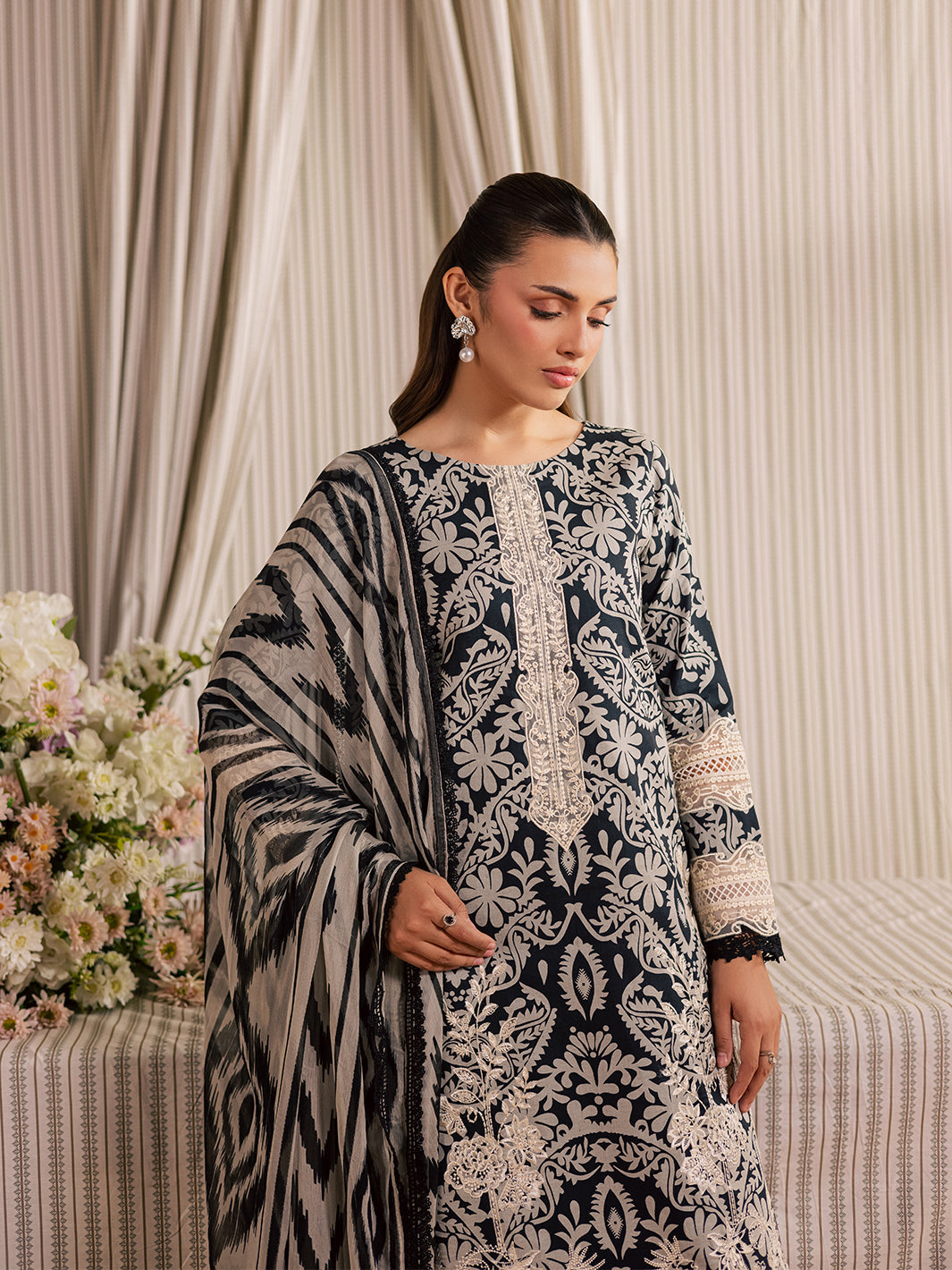 MJ-09 | 3 PC Lawn S Mahnur Jahaan Lawn 26
