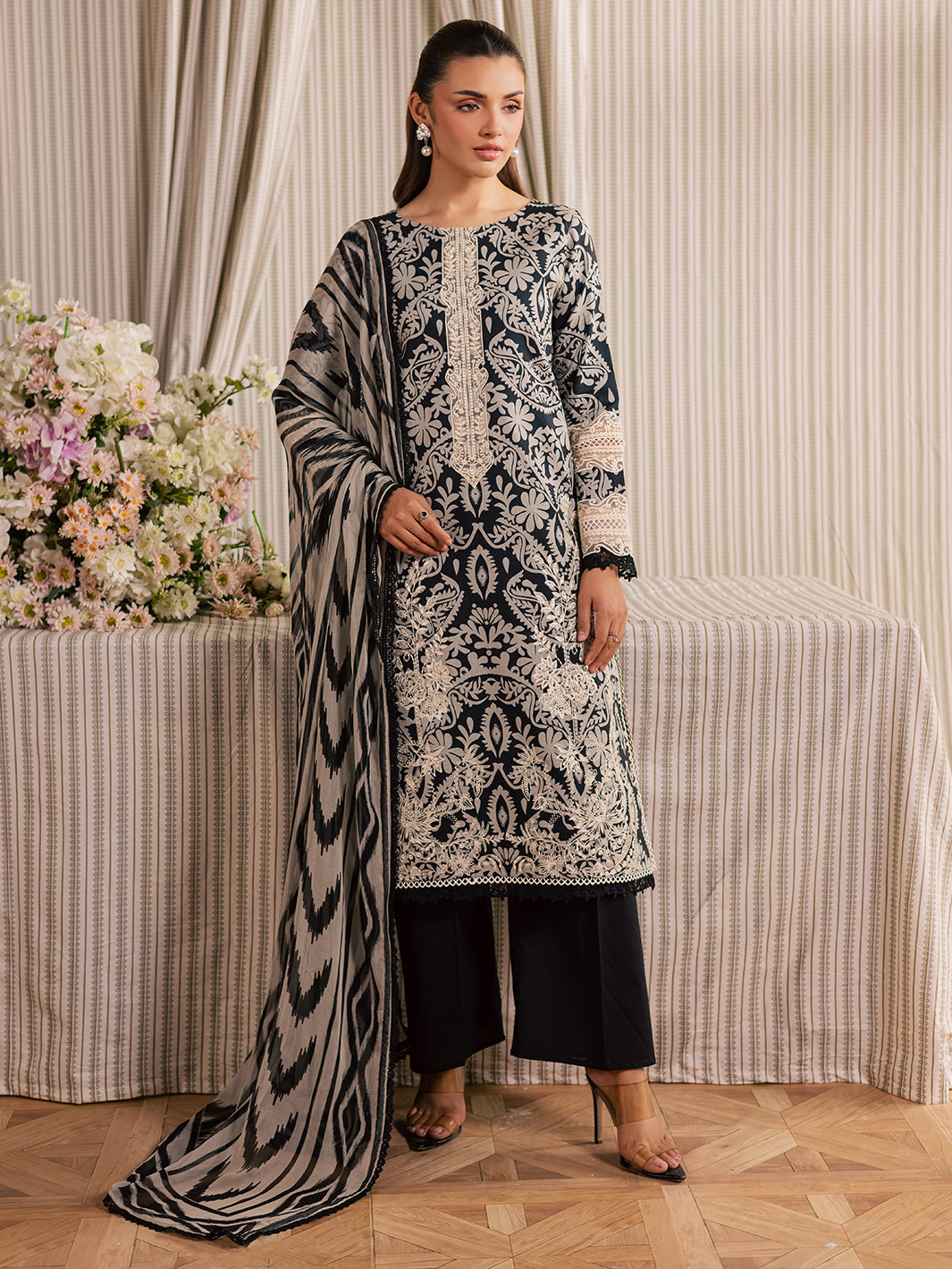 MJ-09 | 3 PC Lawn M Mahnur Jahaan Lawn 26