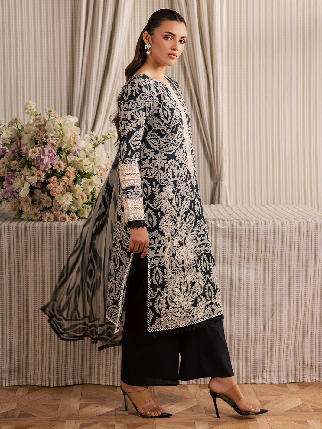 MJ-09 | 3 PC Lawn Mahnur Jahaan Lawn 26