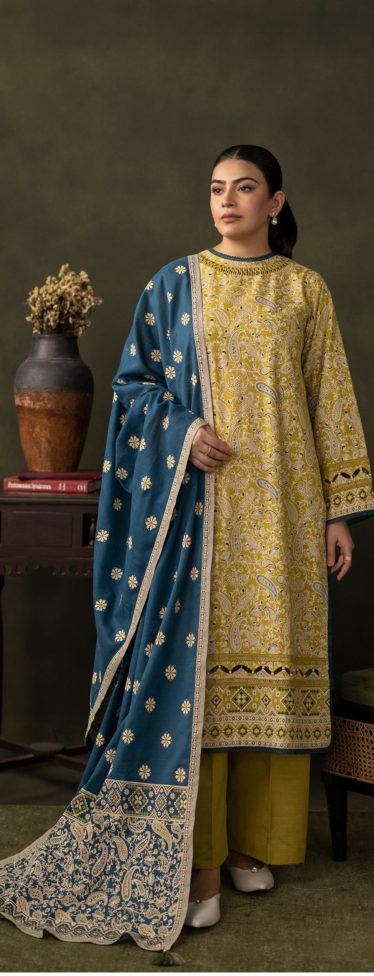 Paste Printed Khaddar Shirt Paste Printed Khaddar Dupatta Dyed Khaddar Trouser