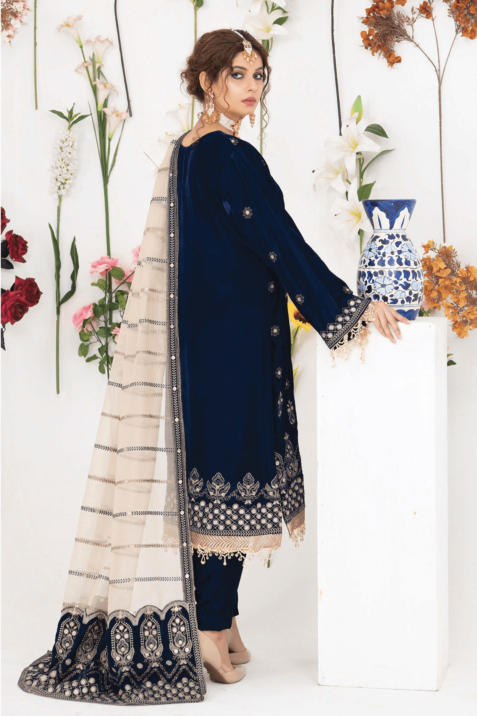 Makhmal E Singhar By Palwasha Embroidered Luxury Velvet Suit D-04